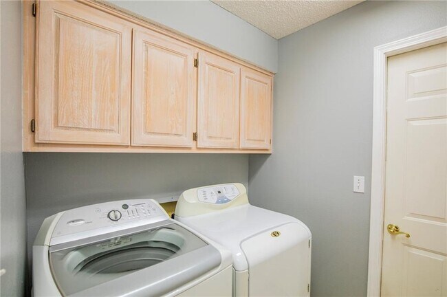 Building Photo - 2 Newburgh Dr