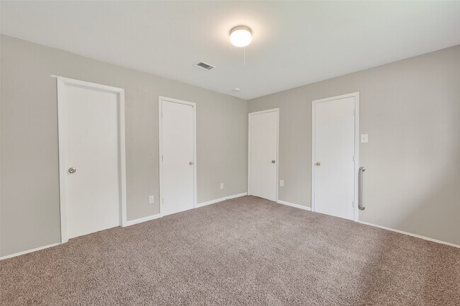 Building Photo - 2446 Mayview Dr