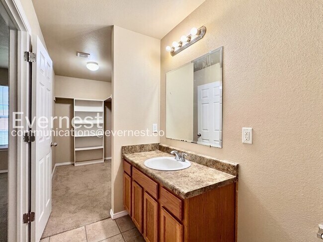 Building Photo - 3 Bed/2 Bath Home with Garage / Pet-Friendly / Available Now!