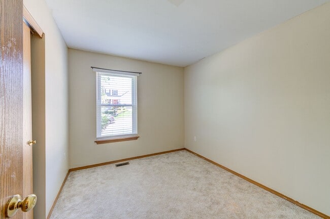 Building Photo - 650 Top Notch Ln