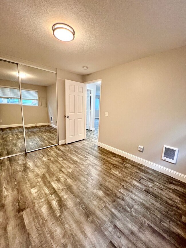 Building Photo - LUPUS01