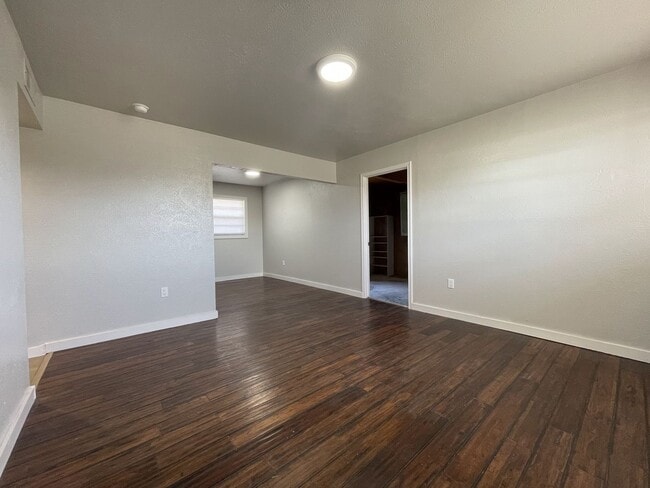 Building Photo - Newly renovated 3/1 with fenced back yard ...