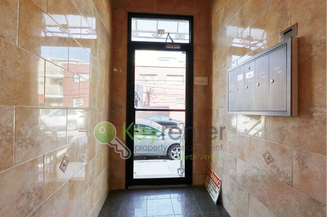 Building Photo - $500 Off First Month! 2BR in The Heights w...