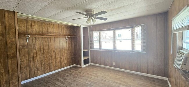 Building Photo - 854 Queenswood St