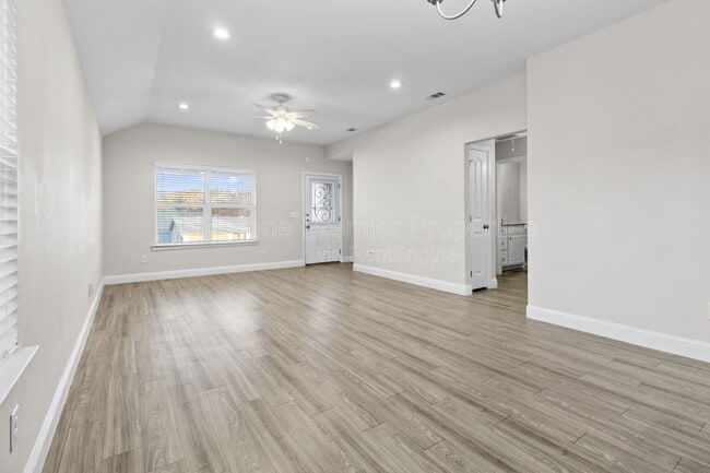 Building Photo - 931 N Barrett Ave