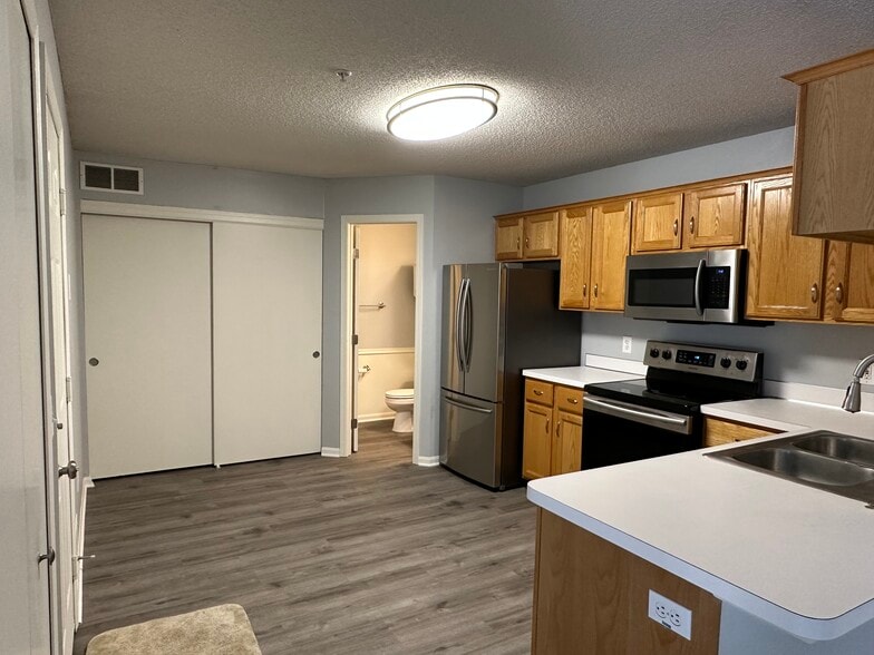 Building Photo - 10802 Lexington Dr