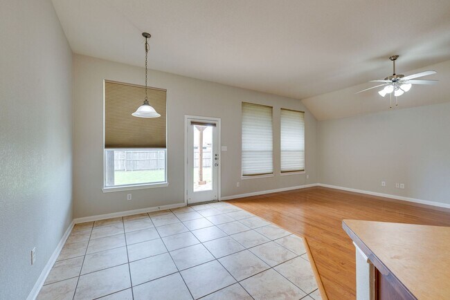 Building Photo - Great location. 4 bedrooms plus an office!