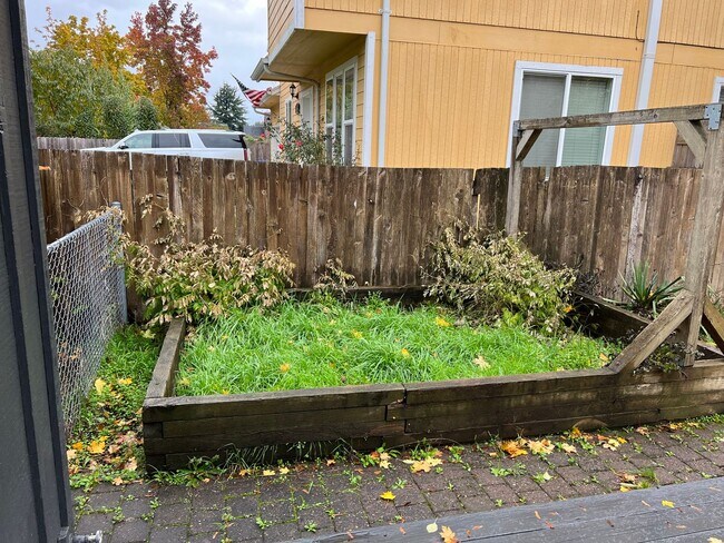 Building Photo - Beautiful 3 bedroom 2 bath house in Eugene!  $500 OFF YOUR FIRST MONTH'S RENT!