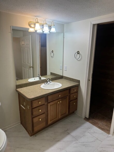 Building Photo - 3548 Oakmont Dr