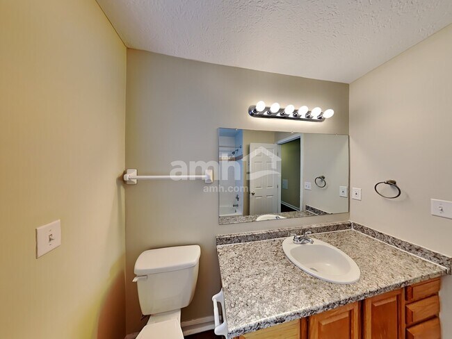 Building Photo - 900 Suntree Dr