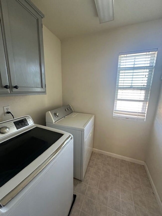 Building Photo - 4 Bedroom in East Woodland