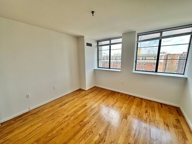 Building Photo - Fantastic 1 Bedroom with Den/Office/Additi...