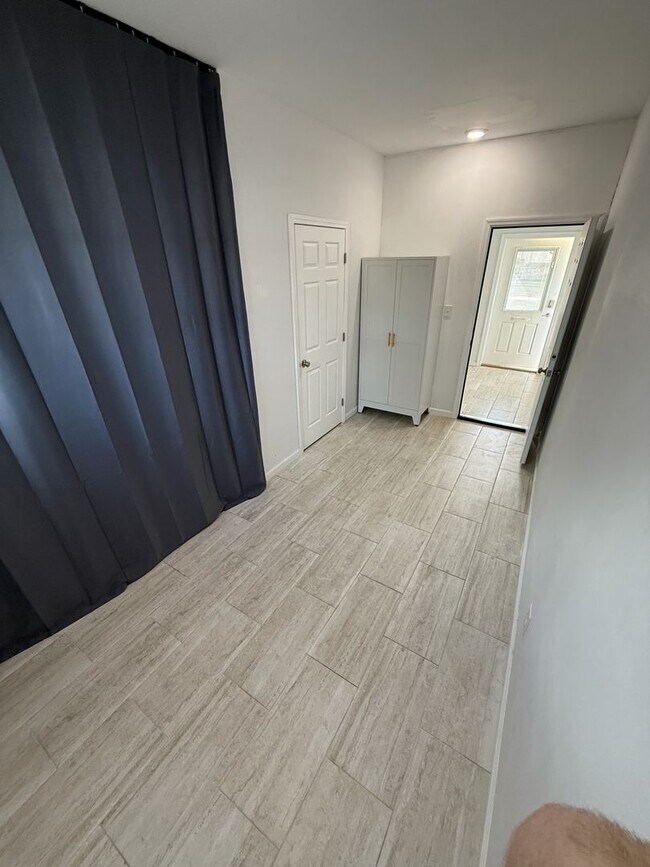 Building Photo - Spring Special! ONE MONTH FREE RENT! Moder...