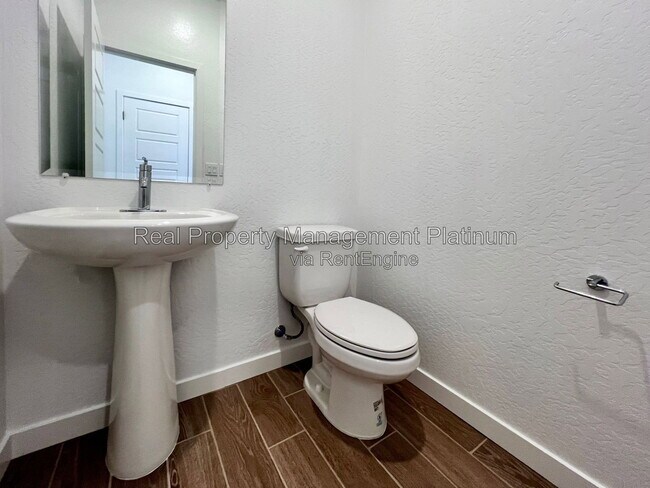 Building Photo - 883 Fruitwood Ave