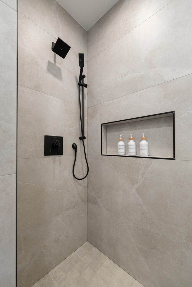 Building Photo - 2344 W Polk St