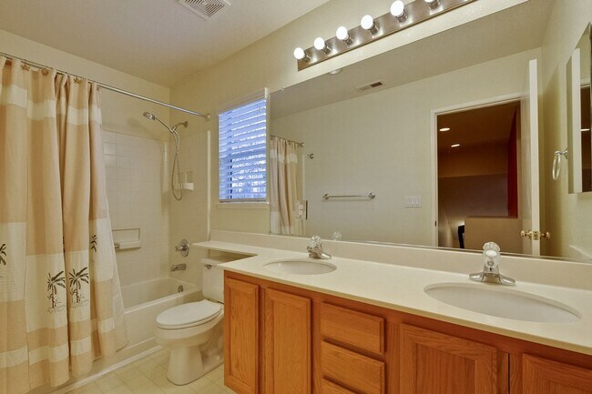 Building Photo - Awesome 3 Bedroom  Home Near Rivermark Plaza!