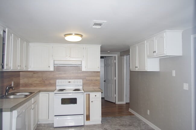 Building Photo - 501 N Pecan St