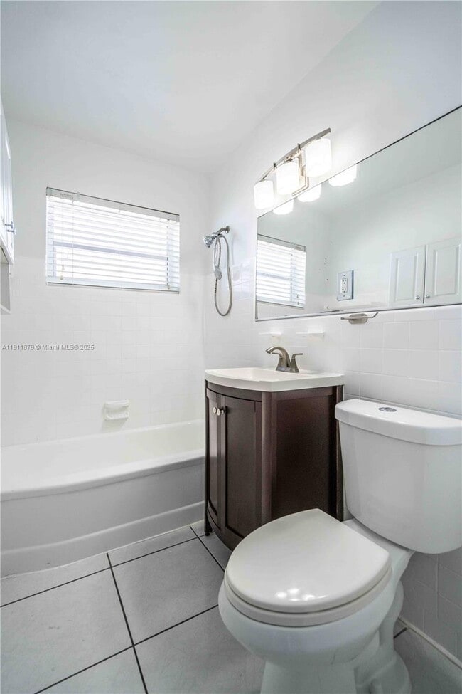 Building Photo - 7821 Carlyle Ave