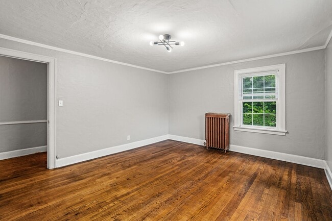 Building Photo - Rare Kenwood Townhome, Across from Campus