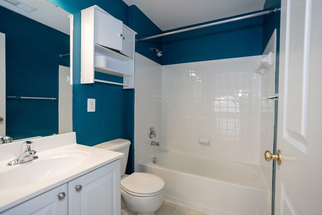 Building Photo - Spacious & Bright Home in Parks of Piedmon...