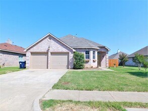 Building Photo - 2917 Oakshire St