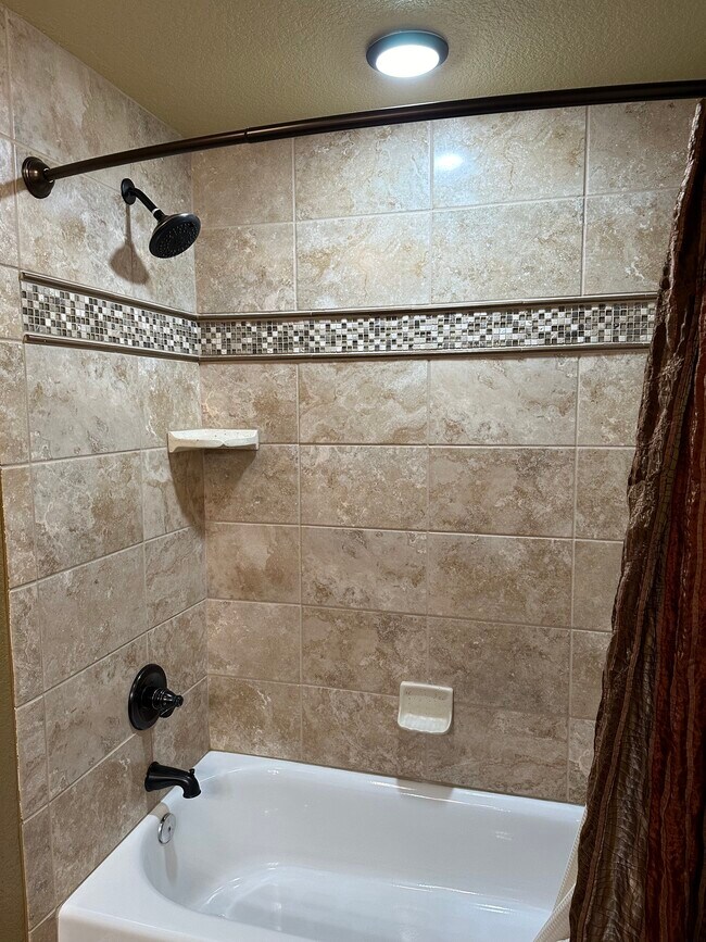 Bathroom - Tub/Shower - 3813 Sky Hawk Ct