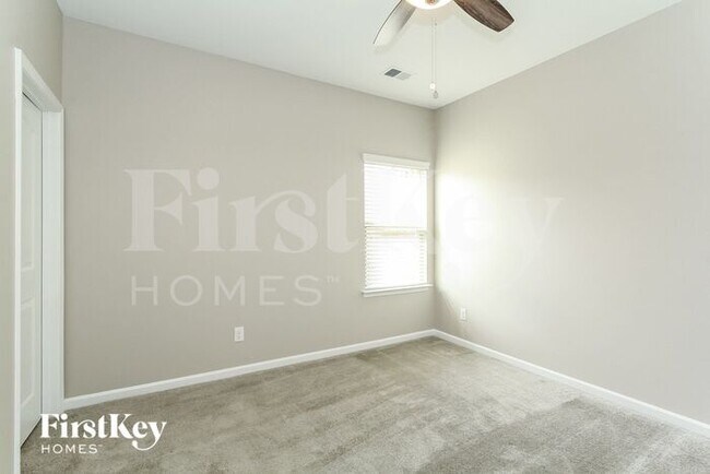 Building Photo - 11370 Cedarvale Farm Pkwy