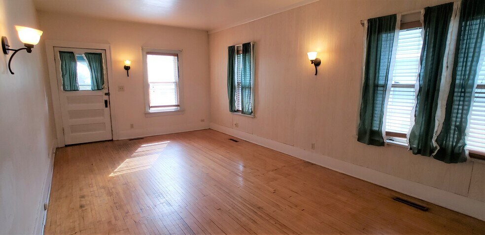 Building Photo - 1023 18th Ave SE