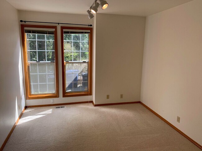 Building Photo - Well maintained 3 bed 2 bath rambler home in quiet Zenith neighborhood in Des Moines