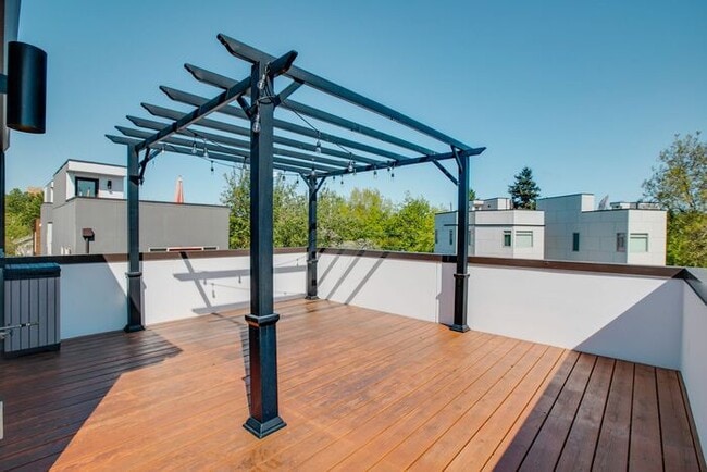 Building Photo - Air Conditioned Judkins Parkside Townhome ...