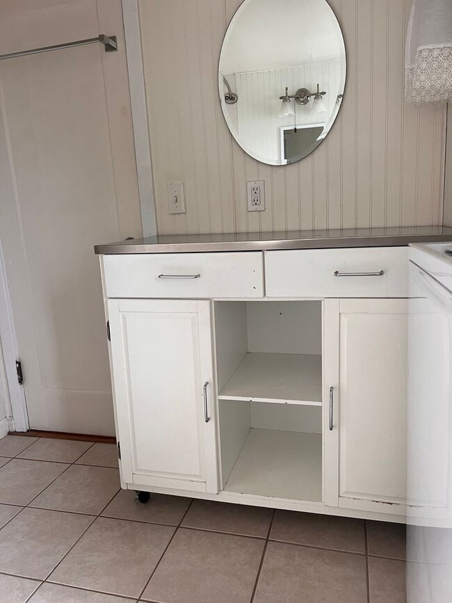 Building Photo - SIngle Family 2 Bedroom 1 Bath Home on Lar...