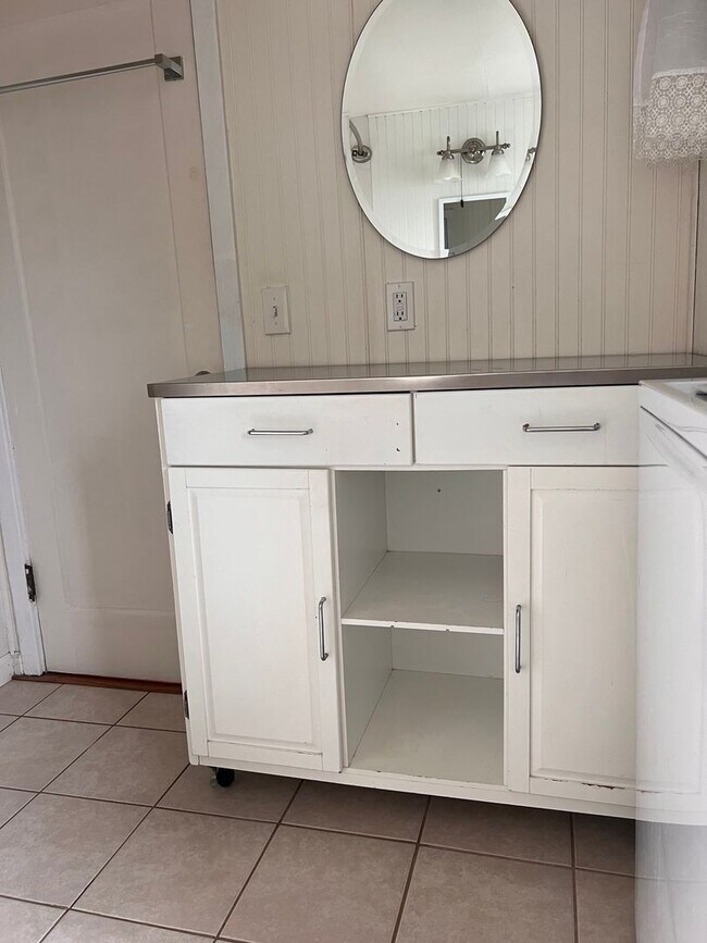 Building Photo - Single Family 2 Bedroom 1 Bath Home on Large Fenced Lot