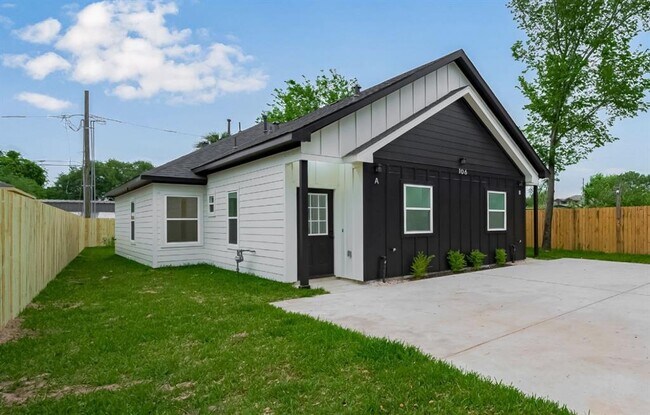 Primary Photo - 106 Armstrong St