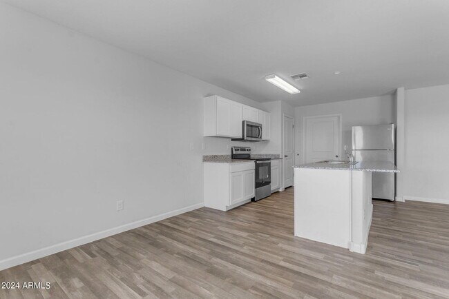 Building Photo - 1213 W Elm Ave