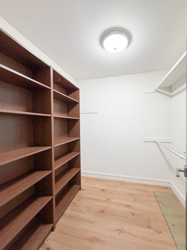 Building Photo - Top Floor Beautiful 2BD 2BA
