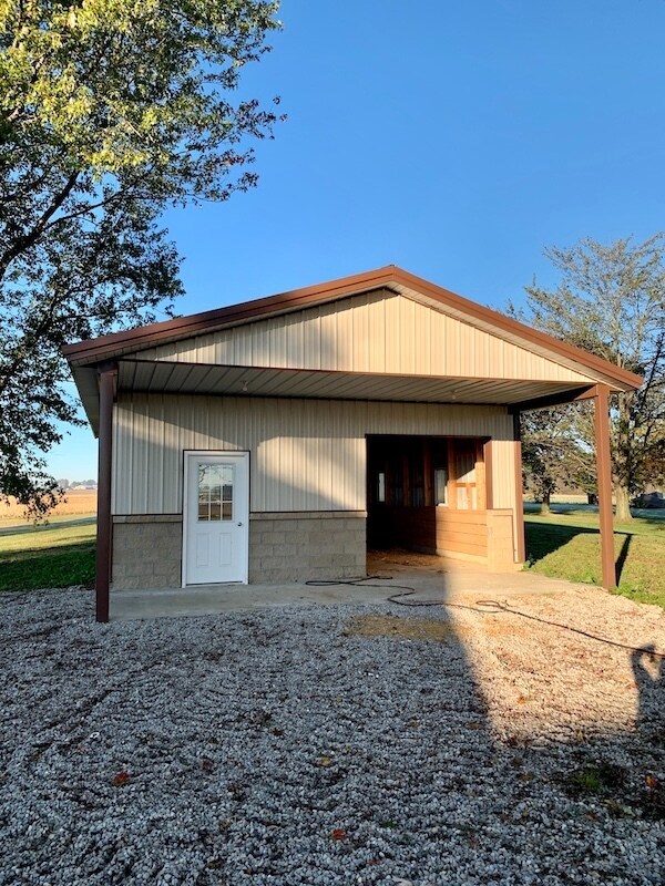 Building Photo - Crestview Schools, large garage & barn on about 2 acres