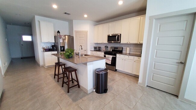 Building Photo - 4011 Itzle Is Ct