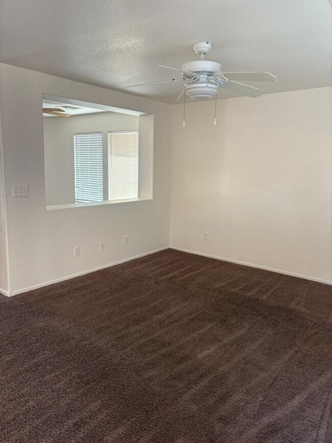 Building Photo - 3 bedroom house with 2.5 bathrooms