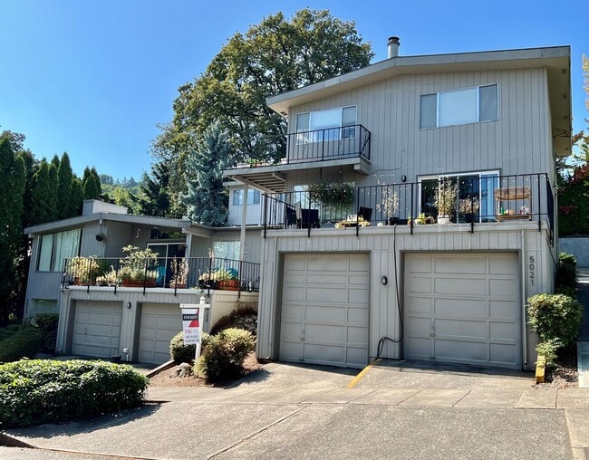 Building Photo - Spacious 4BR Townhome with AC, W/D, Garage...