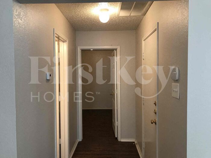 Building Photo - 5704 Creekhollow Dr