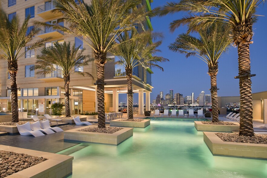 Luxurious 75' lap pool with sun lounge. - The Sovereign at Regent Square