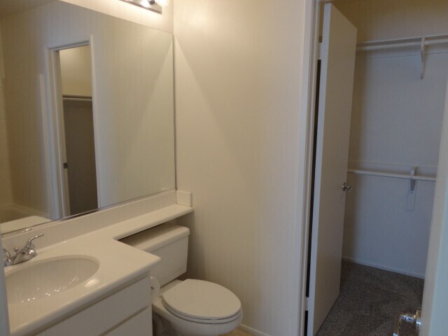 Building Photo - Available Now Beautiful Dual MSTR 2 + 2.5 Townhouse Valencia