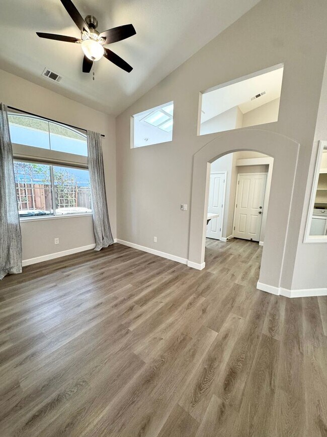 Building Photo - Move-In Ready 3-Bed, 2-Bath Home in Roseville! SEE VIDEO