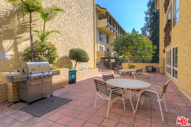 Building Photo - 5600 Kensington Wy