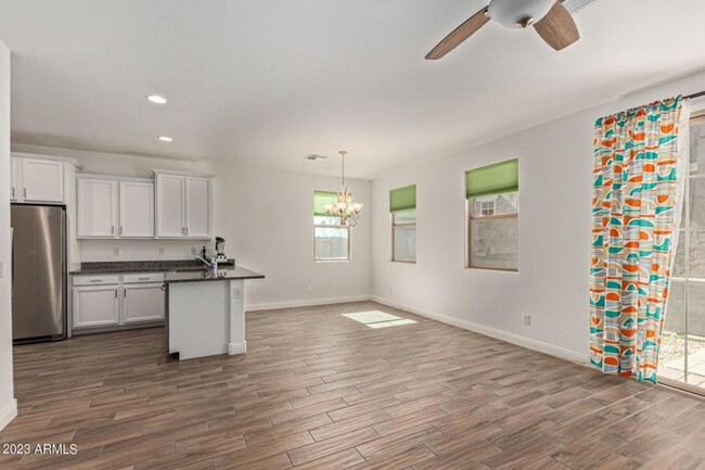 Building Photo - Gorgeous 4 bedroom, 3.5 bath w/2 car garag...