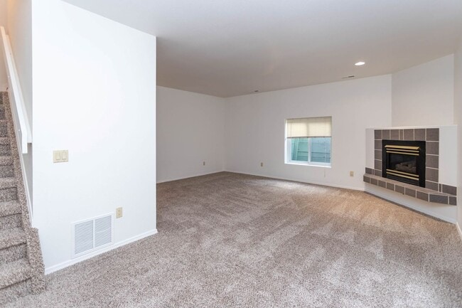 Building Photo - Lovely District 20 Townhome!