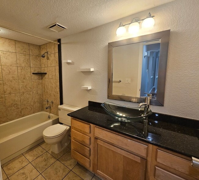 Building Photo - Gorgeous 2+ Bedroom 3 Bath Townhouse with ...