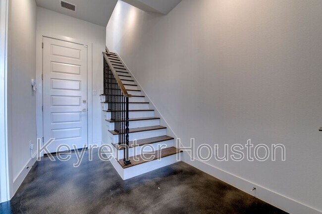 Building Photo - 2914 Lamar St