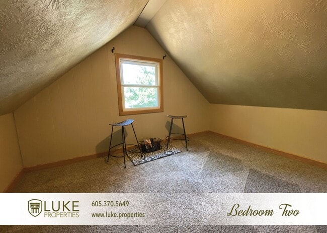 Building Photo - 102 S Lake Ave