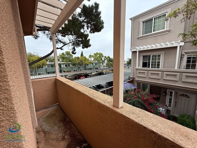 Building Photo - $3195 - Tri-level Town modern townhome in ...
